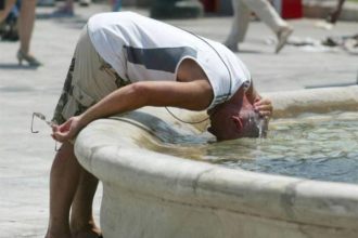 Πως να προστατευτείτε από τον καύσωνα