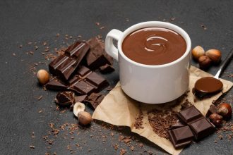 Πώς να φτιάξετε την τέλεια ζεστή σοκολάτα που όλοι θα λατρέψουν
