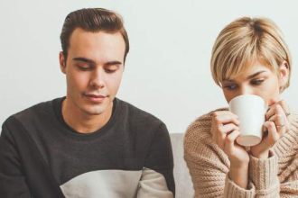 Ζηλεύεις τον σύντροφό σου; Ερευνα αποκαλύπτει τους λόγους και τους 5 τρόπους να το ξεπεράσεις