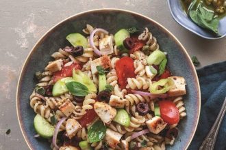 Η χωριάτικη αλλιώς, με κοτόπουλο και ζυμαρικά