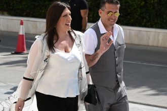 Η Ζωή Κωνσταντοπούλου έφτασε στη Βουλή μαζί με τον Διαμαντή Καραναστάση