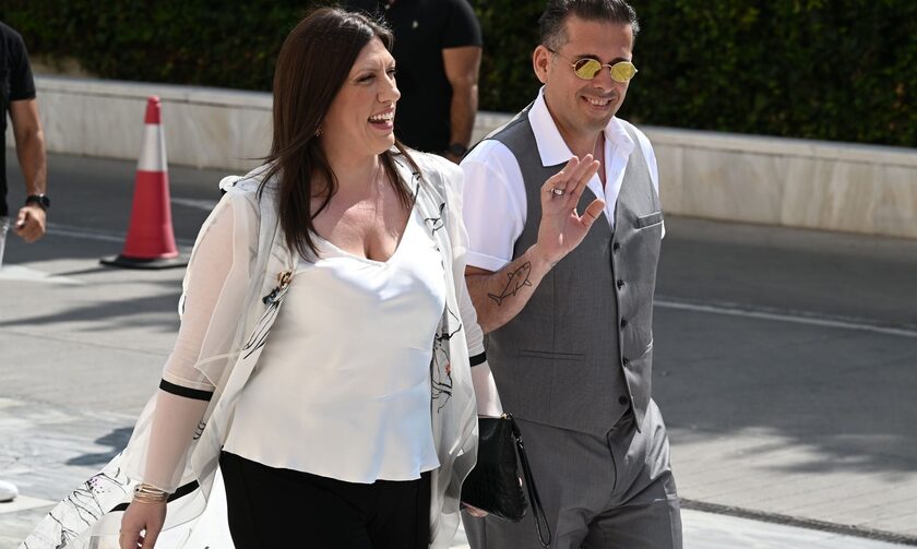 Η Ζωή Κωνσταντοπούλου έφτασε στη Βουλή μαζί με τον Διαμαντή Καραναστάση