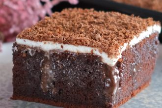 Ζουμερή σοκολατόπιτα με γλάσο και σαντιγί