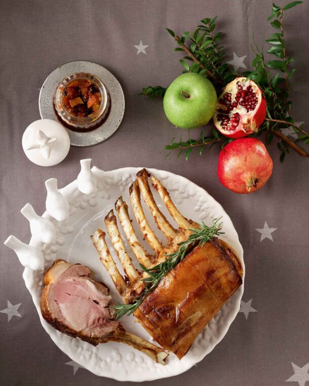 Ζουμερό χοιρινό καρέ με χειμωνιάτικο τσάτνεϊ