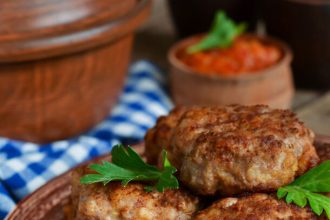 Ζουμερά μπιφτέκια με μπέικον