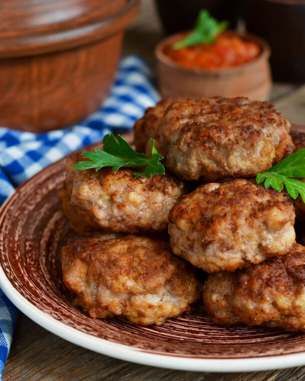 Ζουμερά μπιφτέκια με μπέικον