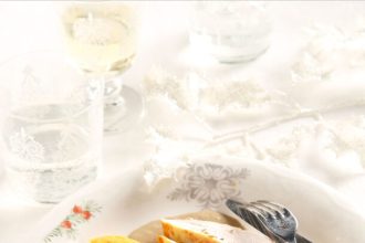 Ζουμερό στήθος γαλοπούλας, «γεμιστό» με αρωματικά, με σάλτσα πορτσίνι και πουρέ καρότου