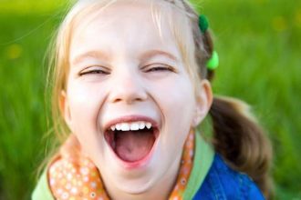Πώς θα μεγαλώσετε χαρούμενα παιδιά