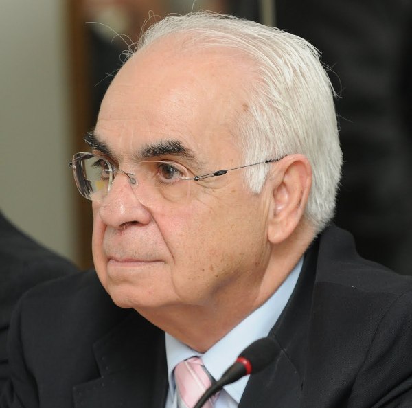 Η Ελλάδα ανάμεσα σε νέες συμπληγάδες με το σκάφος της ακυβέρνητο