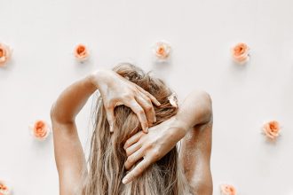 Αντίστροφο Λούσιμο: Κι όμως, αυτή η τεχνική θα σας χαρίσει πιο λαμπερά και ανάλαφρα μαλλιά
