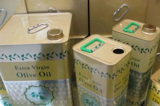 Eλαιόλαδο: Διαψεύδει η κυβέρνηση τα περί προστίμου στη μεταφορά τενεκέδων