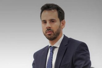 Ρωμανός: Θεσμική κανονικότητα όσα είδαμε στην κηδεία Σημίτη – Πρέπει να συνηθίζουμε