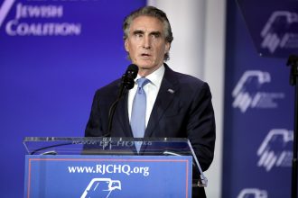 Η εξάρτηση των ΗΠΑ από τις ανανεώσιμες πηγές ενέργειας θα τονώσει την Κίνα, προειδοποιεί ο «τσάρος» του Τραμπ