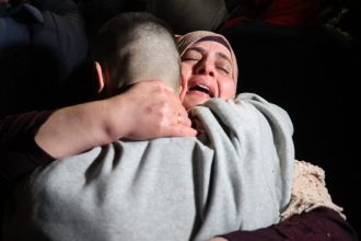 Το Ισραήλ απελευθερώνει 90 Παλαιστίνιους μετά την επιστροφή τριών ομήρων