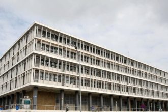 Προφυλακίστηκαν δύο άτομα για ληστεία σε βάρος αστυνομικού έξω από καζίνο