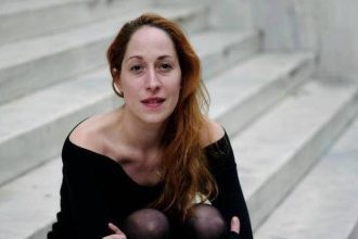 Κόρα Καρβούνη: «Με ενοχλούσε ανέκαθεν στα social media το κομμάτι της τελειότητας»