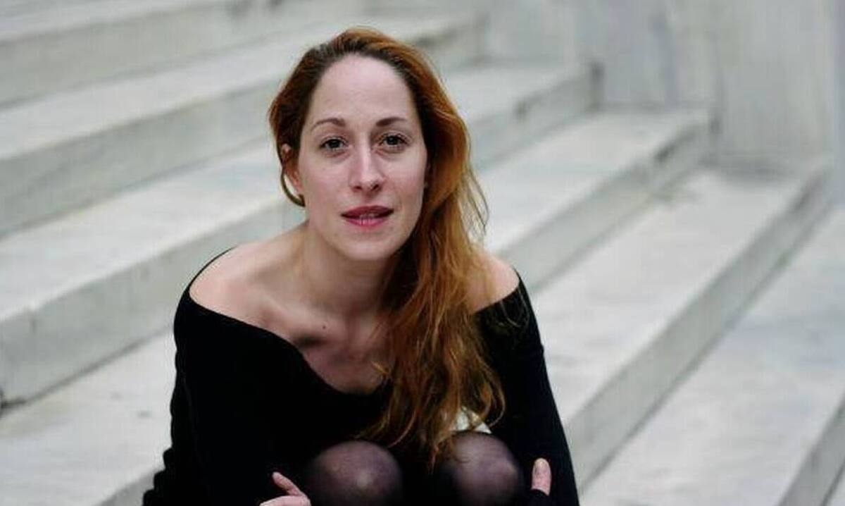 Κόρα Καρβούνη: «Με ενοχλούσε ανέκαθεν στα social media το κομμάτι της τελειότητας»