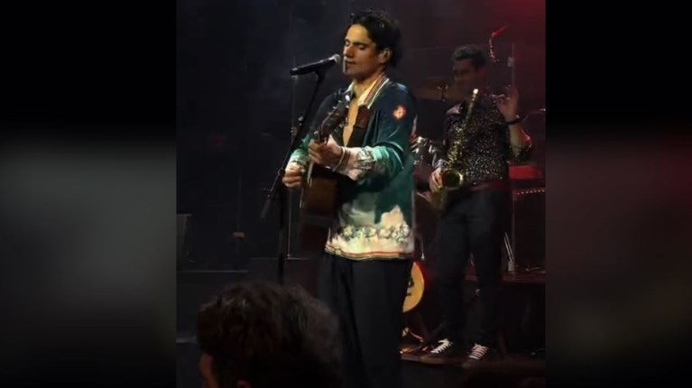 Τα "άκουσε" ο Βλάχος για το πουκάμισο "Casablanca"