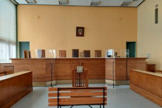 «Καμπάνα» σε οδηγό που επιχείρησε να χτυπήσει με οπισθοπορία δικαστικούς λειτουργούς