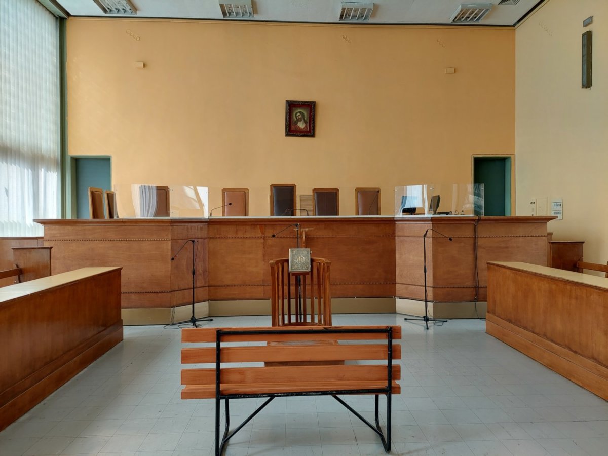 «Καμπάνα» σε οδηγό που επιχείρησε να χτυπήσει με οπισθοπορία δικαστικούς λειτουργούς