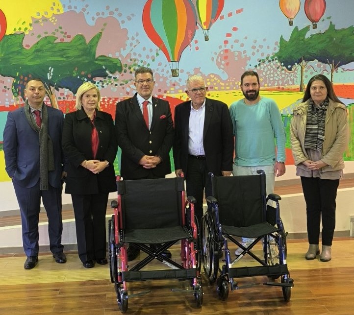 Δωρεά αναπηρικών αμαξιδίων από την HelllenicTrain για τις κοινωνικές δομές της Περιφέρειας Δυτικής Ελλάδας