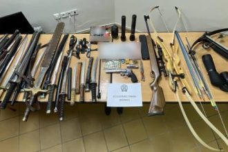 Αγρίνιο: Τον έπιασαν με βαλλίστρα, σπαθιά, αεροβόλα και μαχαίρια - Ολόκληρο "οπλοστάσιο" βρήκαν οι αστυνομικοί