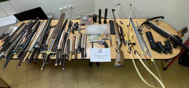 Αγρίνιο: Τον έπιασαν με βαλλίστρα, σπαθιά, αεροβόλα και μαχαίρια - Ολόκληρο "οπλοστάσιο" βρήκαν οι αστυνομικοί