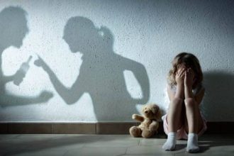 Μυτιλήνη: Χτυπούσε την σύντροφό του ενώ είχε στην αγκαλιά της το 3χρονο παιδί τους