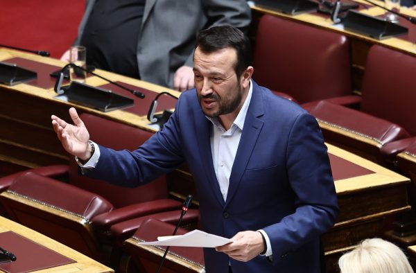 Παππάς: Μητσοτάκης-Χατζηδάκης λένε ψέματα – Μείωσαν τις τραπεζικές προμήθειες λόγω Κανονισμού, όχι από μεγαλοψυχία