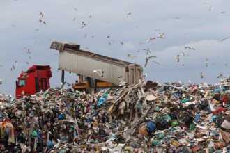 ΚΕΔΕ: Εμμένει στην κατάργηση του τέλους ταφής απορριμμάτων