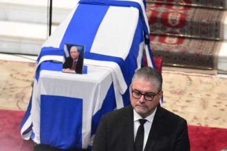 Κώστας Σημίτης: «Φρουρός» δίπλα στο φέρετρό του ο σωματοφύλακάς του