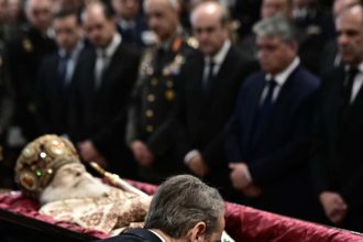 Στη Μητρόπολη Αθηνών βρέθηκε ο Κυριάκος Μητσοτάκης και η Κατερίνα Σακελλαροπούλου - Πλήθος κόσμου αποτίει φόρο τιμής στον Αρχιεπίσκοπο Αλβανίας