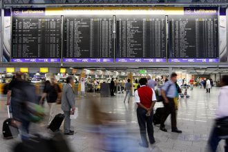Γερμανία: Χάος σε αεροδρόμια έχει προκαλέσει η κακοκαιρία – Ακυρώσεις και καθυστερήσεις σε εκατοντάδες πτήσεις