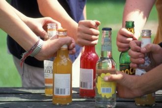 Υπερδιπλασιάστηκαν οι εισαγωγές παιδιών στα νοσοκομεία μετά από υπερβολική κατανάλωση αλκοόλ