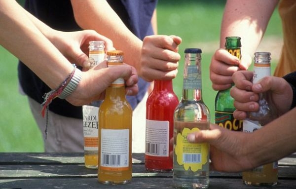 Υπερδιπλασιάστηκαν οι εισαγωγές παιδιών στα νοσοκομεία μετά από υπερβολική κατανάλωση αλκοόλ