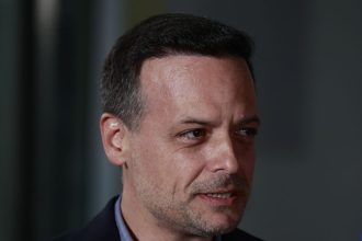 Ο Χάρης Δούκας απαντά στον Άρη Πορτοσάλτε: «Φέτος η Χαμάς στο Σύνταγμα, του χρόνου τα UFO»