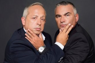 Παρουσιαστές της ενημέρωσης φορούν ...τα παπούτσια της ψυχαγωγίας