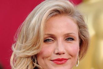 Τα matchy-matchy νύχια και χείλη της Cameron Diaz είναι ο καλύτερος χειμερινός beauty συνδυασμός