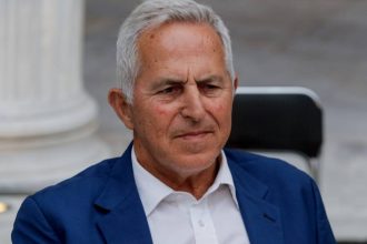 Ο Ευάγγελος Αποστολάκης κοντά στο κόμμα Κασσελάκη - Επαφές και με δύο ακόμα ανεξάρτητους βουλευτές