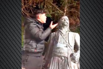 Οργή για τον νεαρό που βεβήλωσε άγαλμα του Κατσαντώνη - «Θα ζητήσω μια ταπεινή συγγνώμη», λέει τώρα (ΒΙΝΤΕΟ)