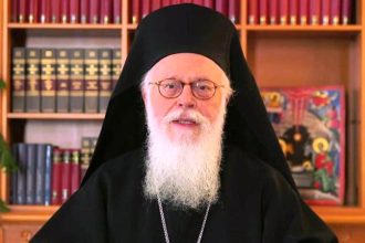 Ώρες αγωνίας για τον Αρχιεπίσκοπο Αναστάσιο: Ολοκληρώθηκε το πολύωρο χειρουργείο και μεταφέρεται στη ΜΕΘ - Το νέο ιατρικό ανακοινωθέν