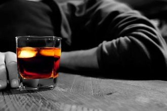 14χρονος κατέληξε στο νοσοκομείο μετά από υπερβολική κατανάλωση αλκοόλ σε πανηγύρι