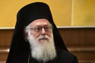 Αρχιεπίσκοπος Αλβανίας Αναστάσιος: Υποβλήθηκε σε τραχειοστομία, παραμένει στη ΜΕΘ