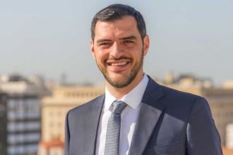 Ο Ανδρέας Τσώκος κόβει την πρωτοχρονιάτικη πίτα