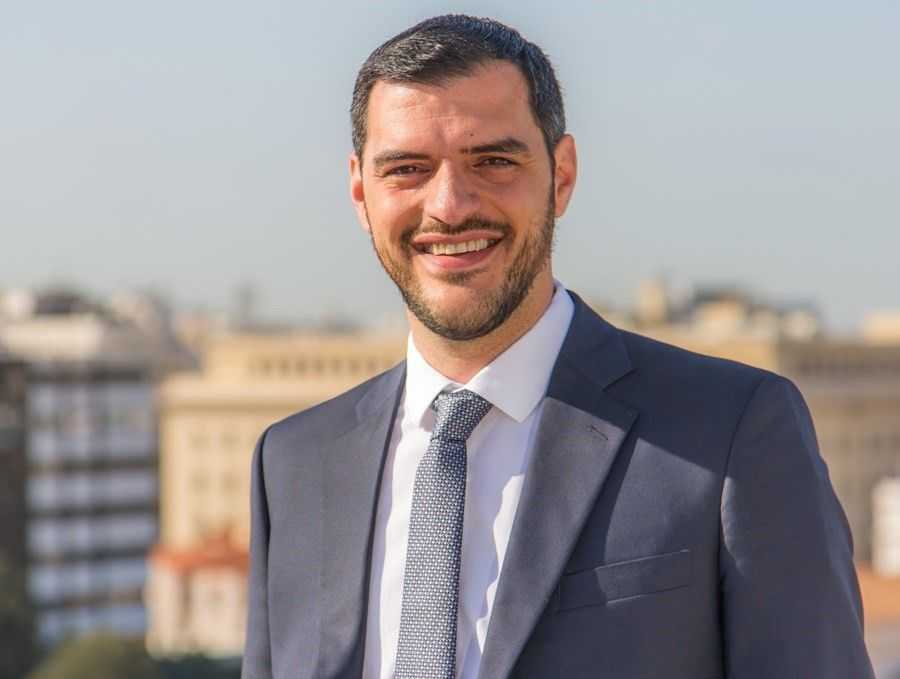 Ο Ανδρέας Τσώκος κόβει την πρωτοχρονιάτικη πίτα
