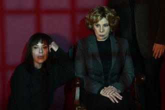 «Η Λένι Ρίφενσταλ κοιμάται τα βράδια;» Με την Άννα Ανδριανού στο θέατρο Φούρνος