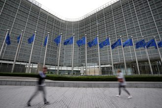 Η ηγεσία της ΕΕ απευθύνει τις «καλύτερες ευχές» στον Τραμπ και ανυπομονεί να συνεργαστεί μαζί του