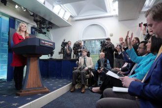 Λευκός Οίκος: Οι δασμοί Τραμπ στον Καναδά, το Μεξικό και την Κίνα θα τεθούν σε ισχύ το Σάββατο