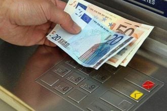 Τι αλλάζει στις αναλήψεις μετρητών από ΑΤΜ