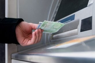 Μισθοί: Ποιοι περιμένουν αύξηση αποδοχών το 2025